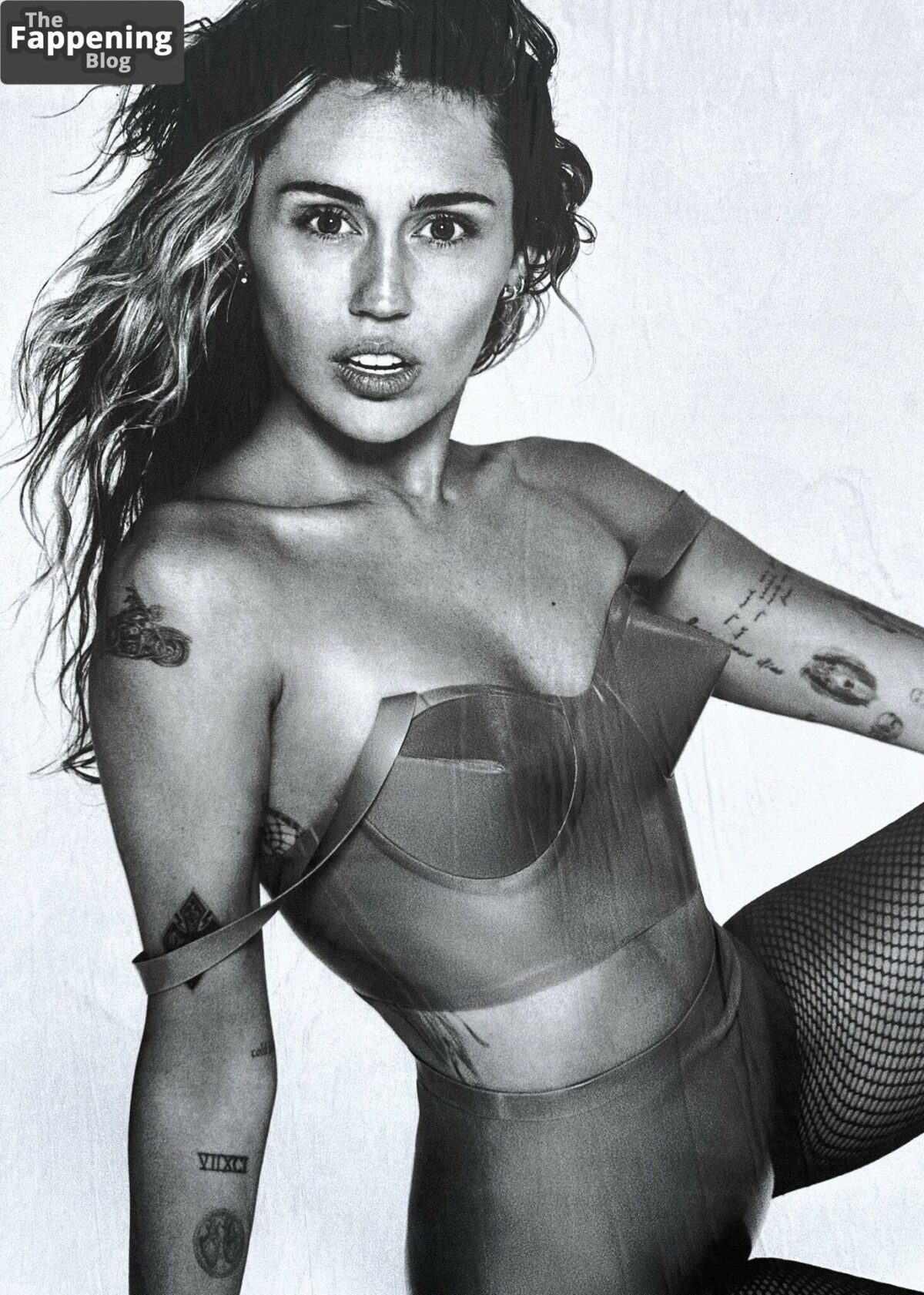 Miley Cyrus Nude & Sexy Collection (10 Photos)