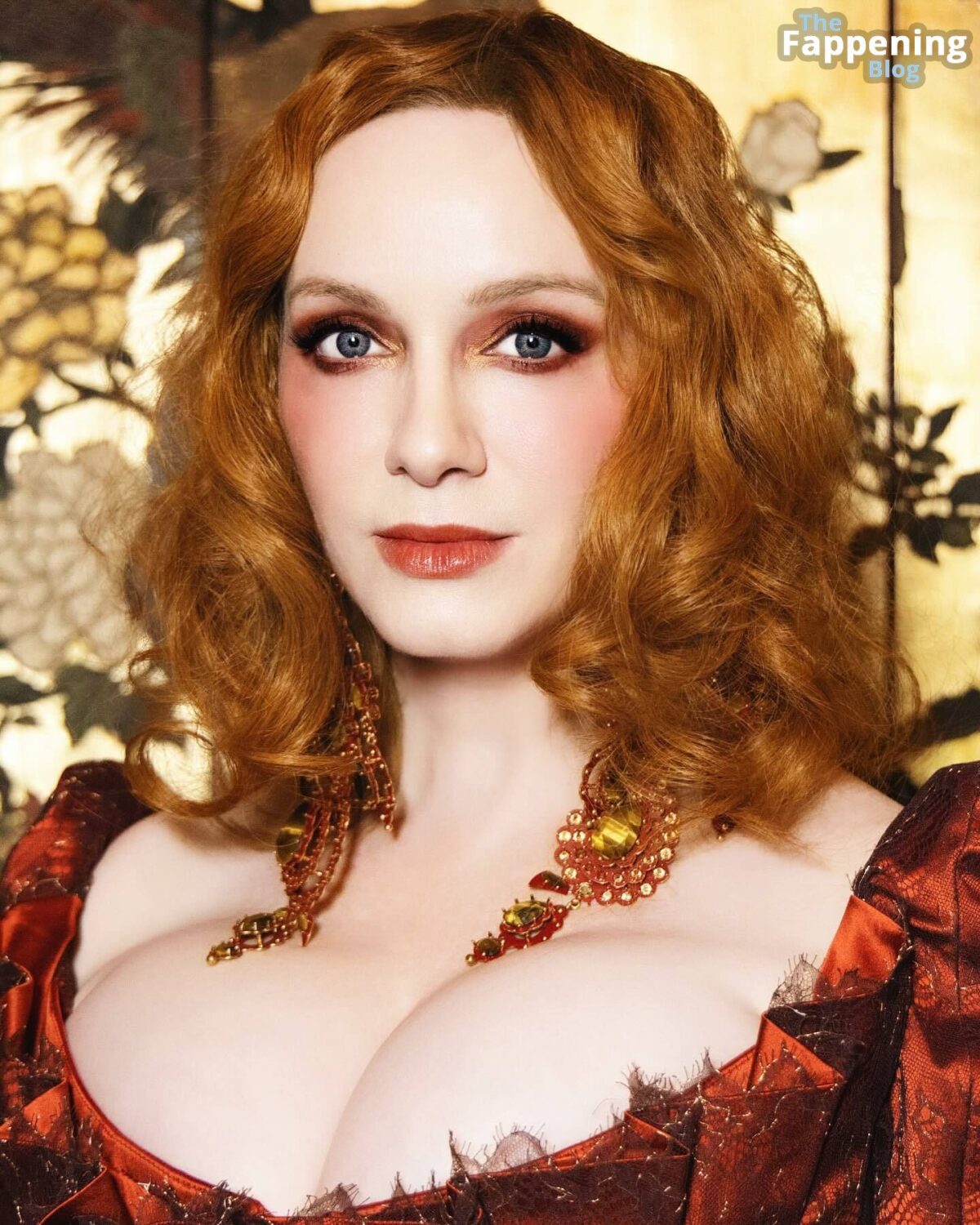 Christina Hendricks Sexy (11 Photos + Video)